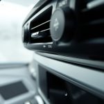 Zapach wilgoci w samochodzie: klimatyzacja, nieszczelność albo woda pod wykładziną – co sprawdzić?