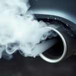 Biały dym z wydechu – przyczyny: para wodna, LPG i usterki silnika (diesel, uszczelka pod głowicą)